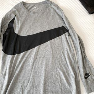 The Nike Tee longsleeve large body logo very nice shirt